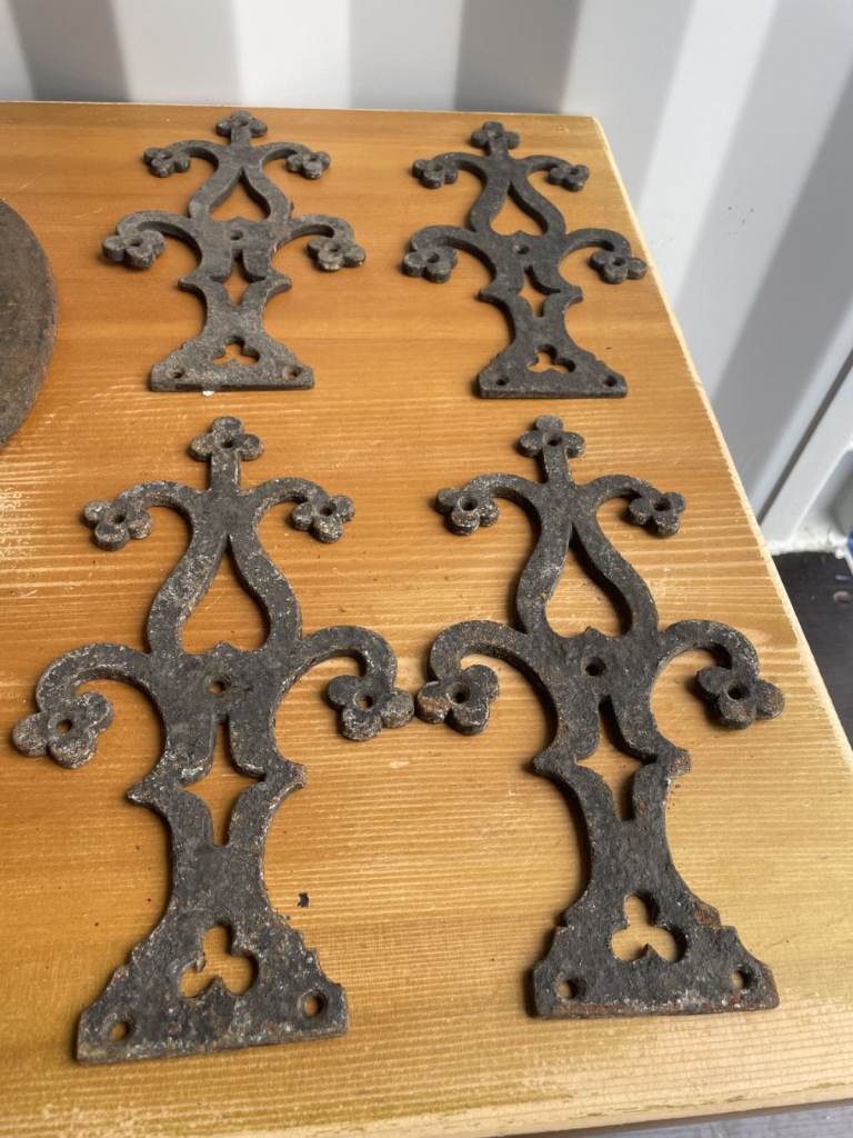 VARIOUS VINTAGE COBBLERS SHOE ANVILS AND OTHER IRON PIECES FOR SALE.