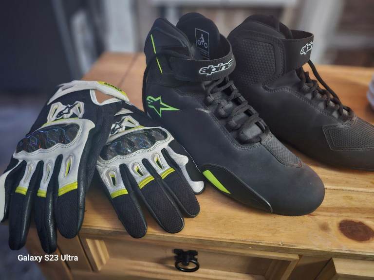 ALPINESTARS MOTORCYCLE SHOES & CARBON GLOVES BUNDLE 🏍️