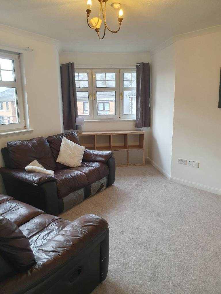 Modern 2 bed flat, furnished, parking, new carpets, decoration and furniture