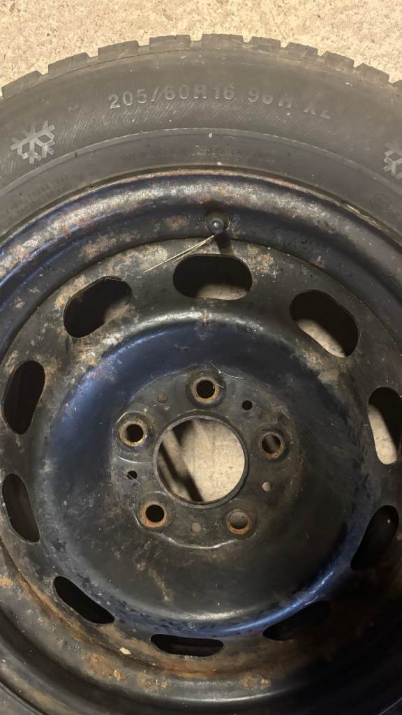 Winter tyres with rims (size 205/60R16 96H)