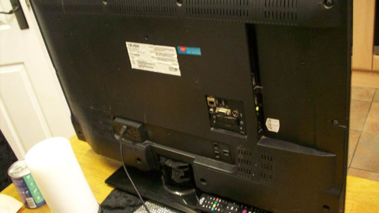Bush 32 inch tv with stand and remote has free view[not smart]