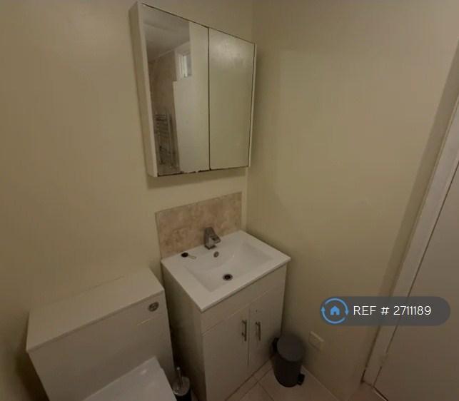 3 bedroom flat in Russell House, London, E6 (3 bed) (#2711189)