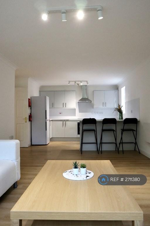 2 bedroom flat in Hadfield Close, Manchester, M14 (2 bed) (#2711380)