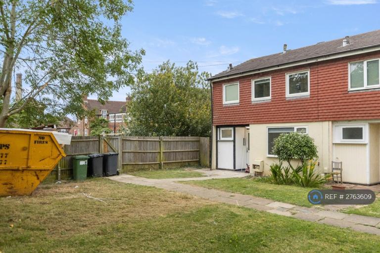 Studio flat in Falconer Road, Bushey, WD23 (#2763609)