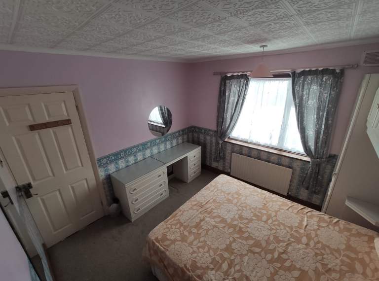 🏡 Large Double Bedroom to Rent — Hayes UB4