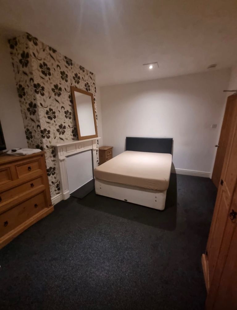Double bedroom to rent (Females preferred)