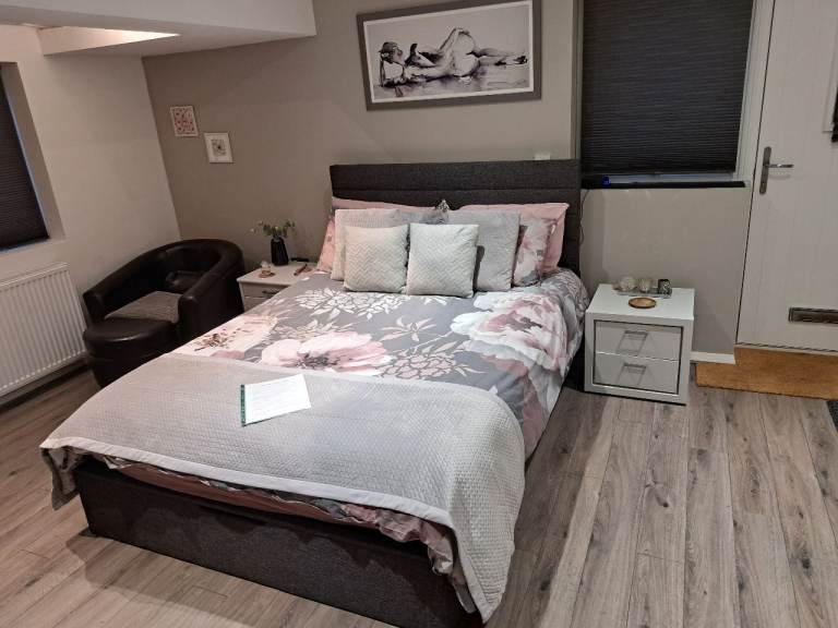 ROOM TO LET (3rd yr or mature student)