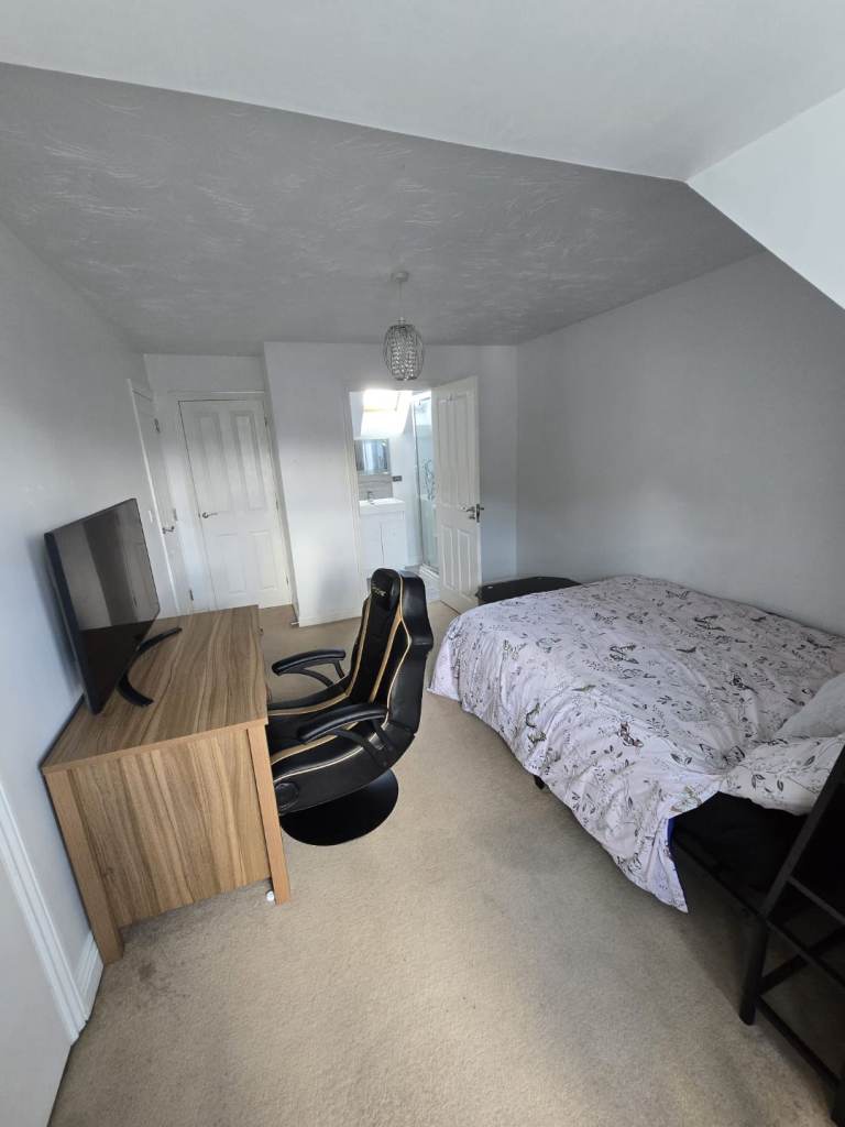 Double bedroom for rent in share house 