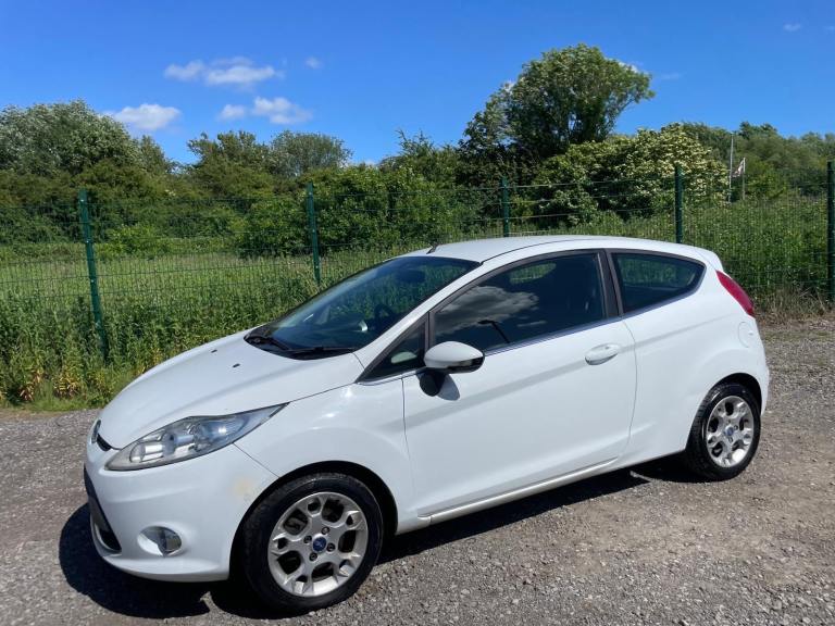 FORD FIESTA 1.2 ZETEC 12 REG WHITE 3 DOOR MOT NOVEMBER 5TH 2026 ROAD TAX £170 LOW INSURANCE
