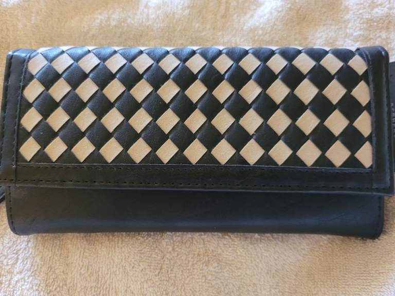 BRAND NEW ZIP PURSE 7.5" x 4"