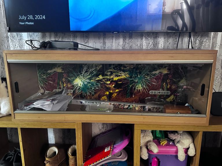 4 ft Vivarium & brand new bulb