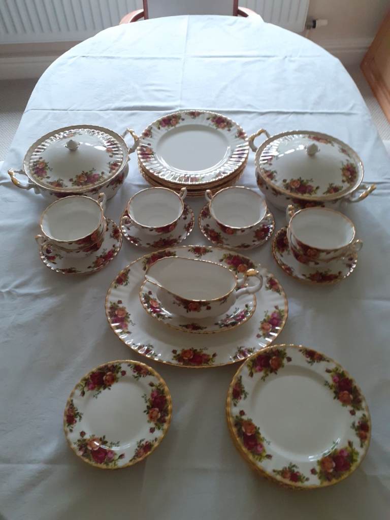 Royal Albert Old Country Roses Dinner Service
