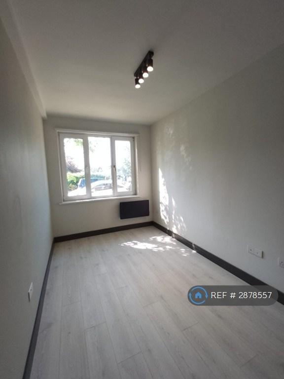 Studio flat in Furzedown Drive, London, SW17 (#2878557)