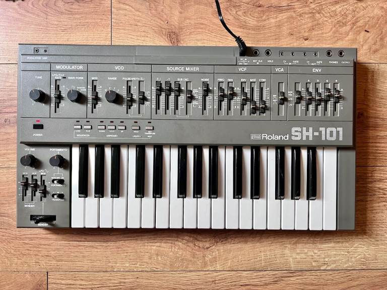 Roland SH-101 Analog Synthesizer + Original Box and Manual