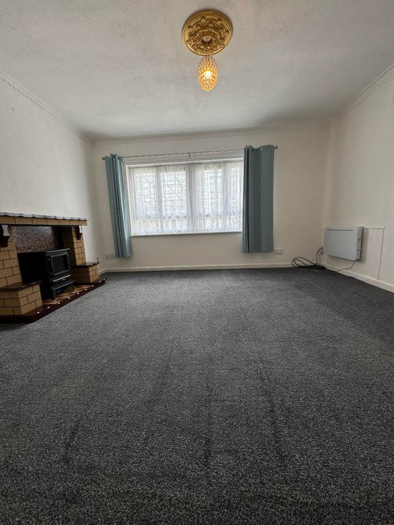 Spacious 2-Bedroom Flat to Rent – Excellent Location