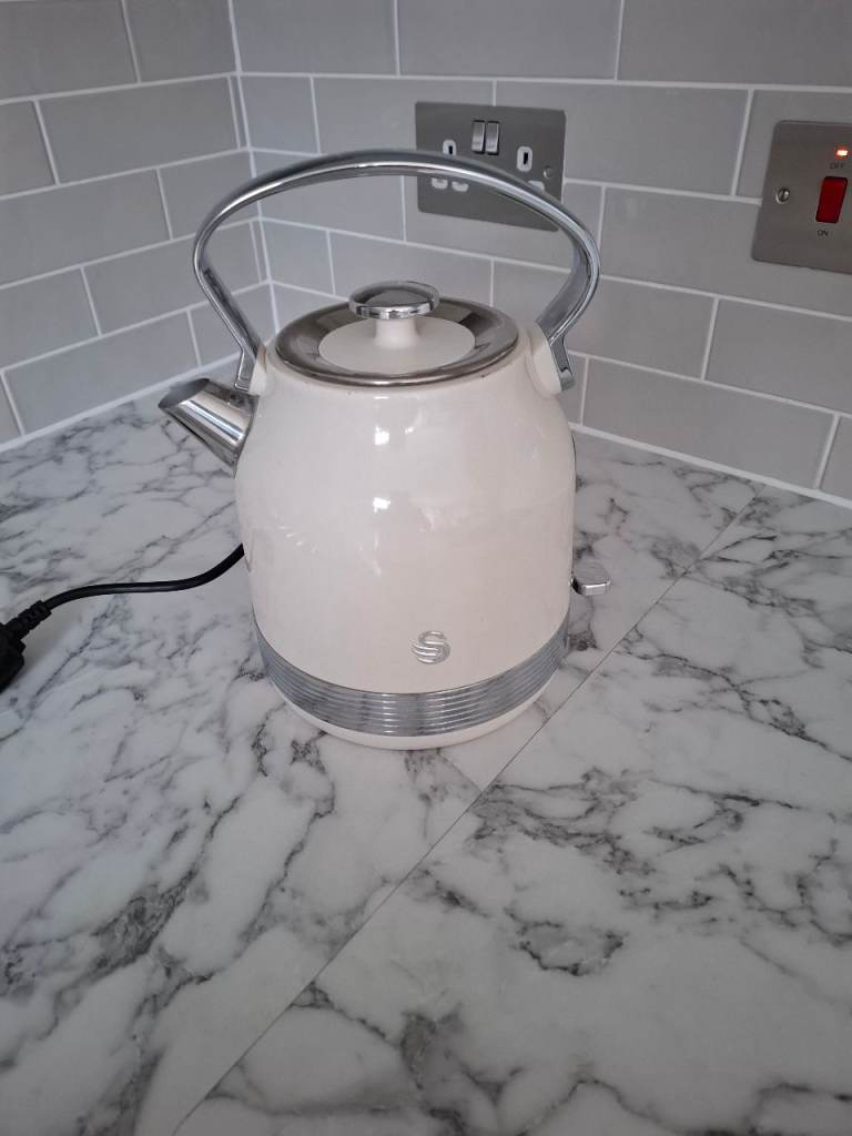 Swan Cream Retro Style Kettle – Good Condition