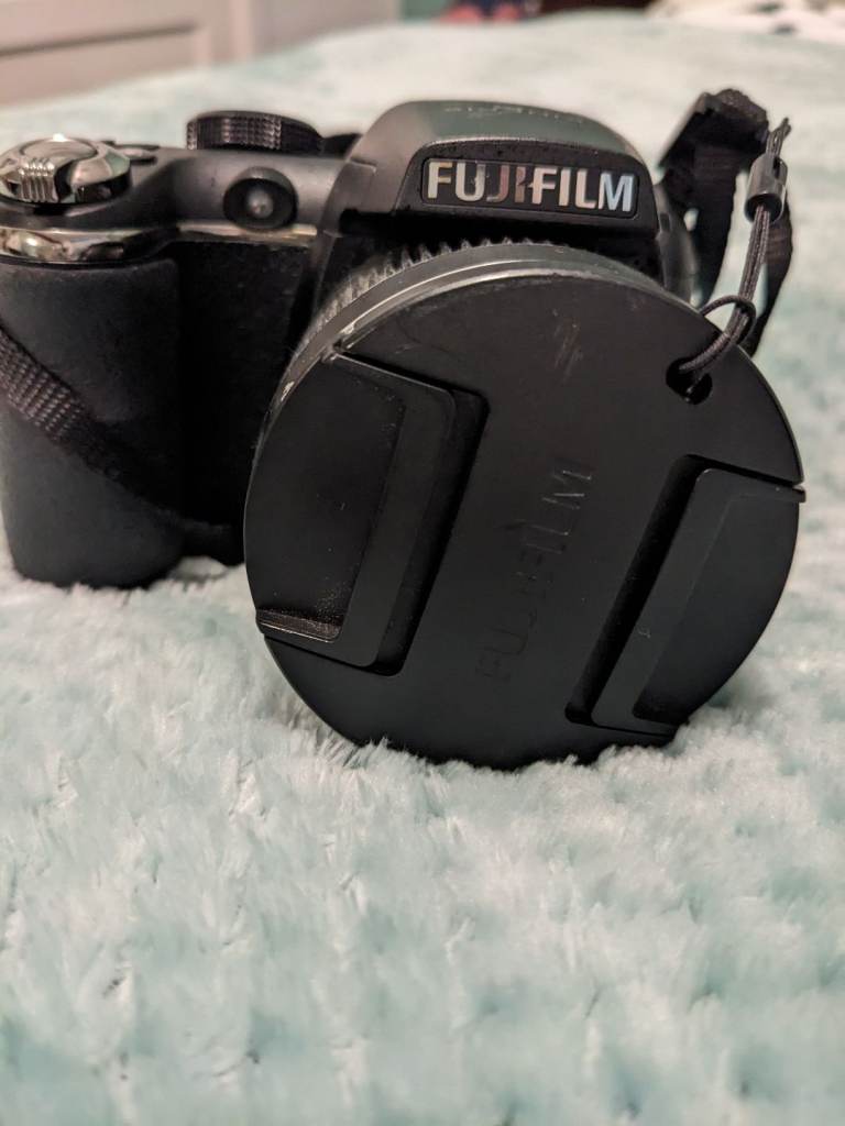 Fujifilm Finepix S4000 SLR camera c/w accessories 