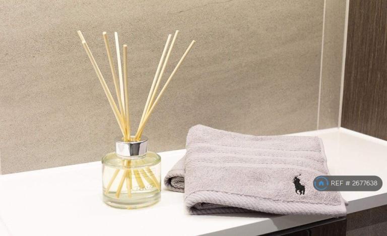 2 bedroom flat in Reminder Lane, London, SE10 (2 bed) (#2677638)