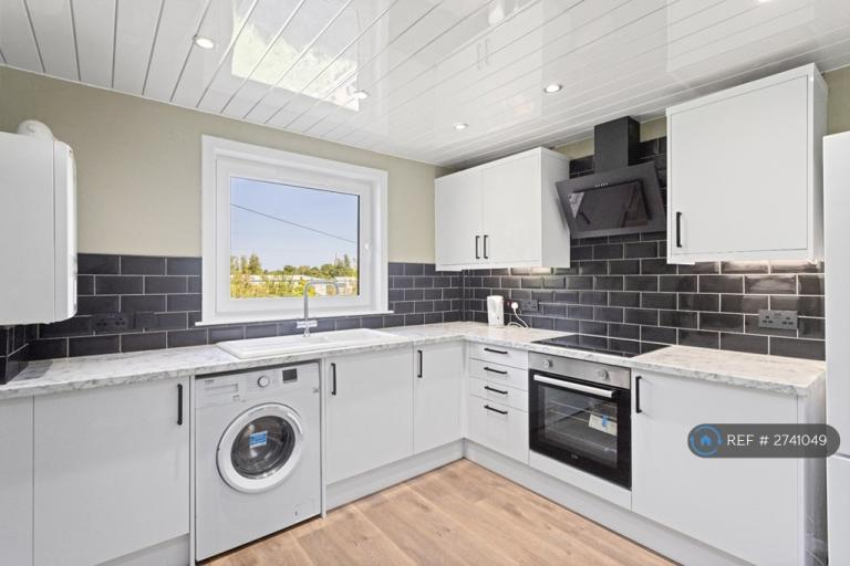 2 bedroom flat in Christian Crescent, Edinburgh, EH15 (2 bed) (#2741049)