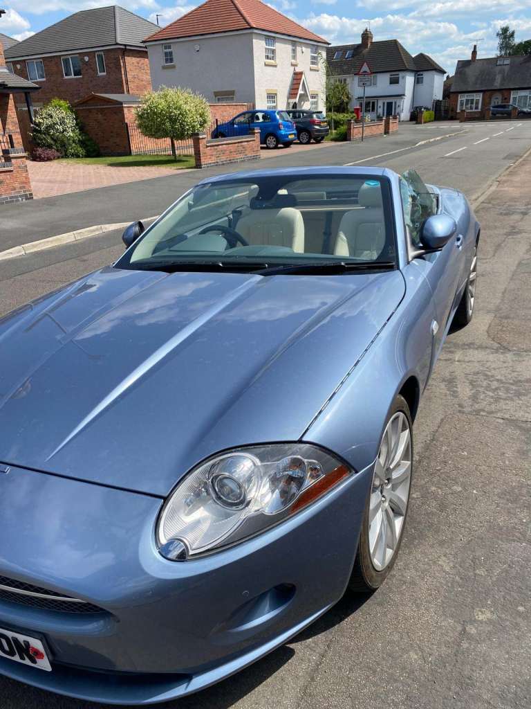 Convertible Jaguar 