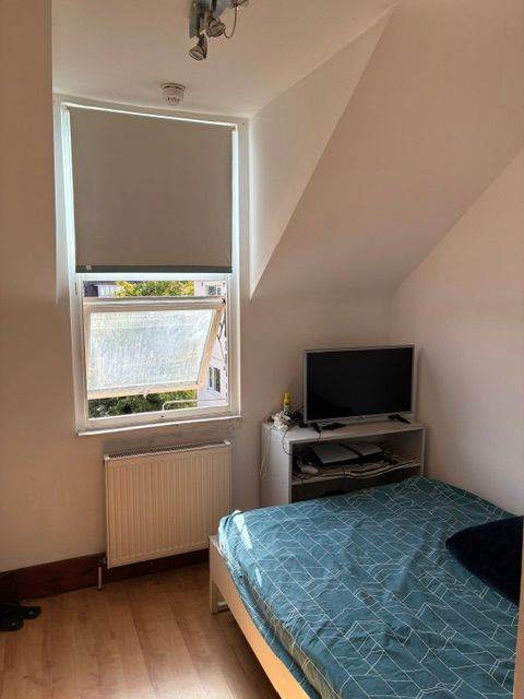 A BEDSIT ROOM TO LET  , Newly decorated In Finchley Central N3. NEAR UNDERGROUND   ALL BILLS IN