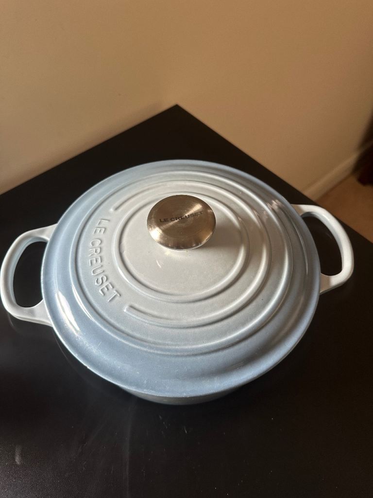 Le Creuset 24cm Cast Iron Signature Round Casserole
