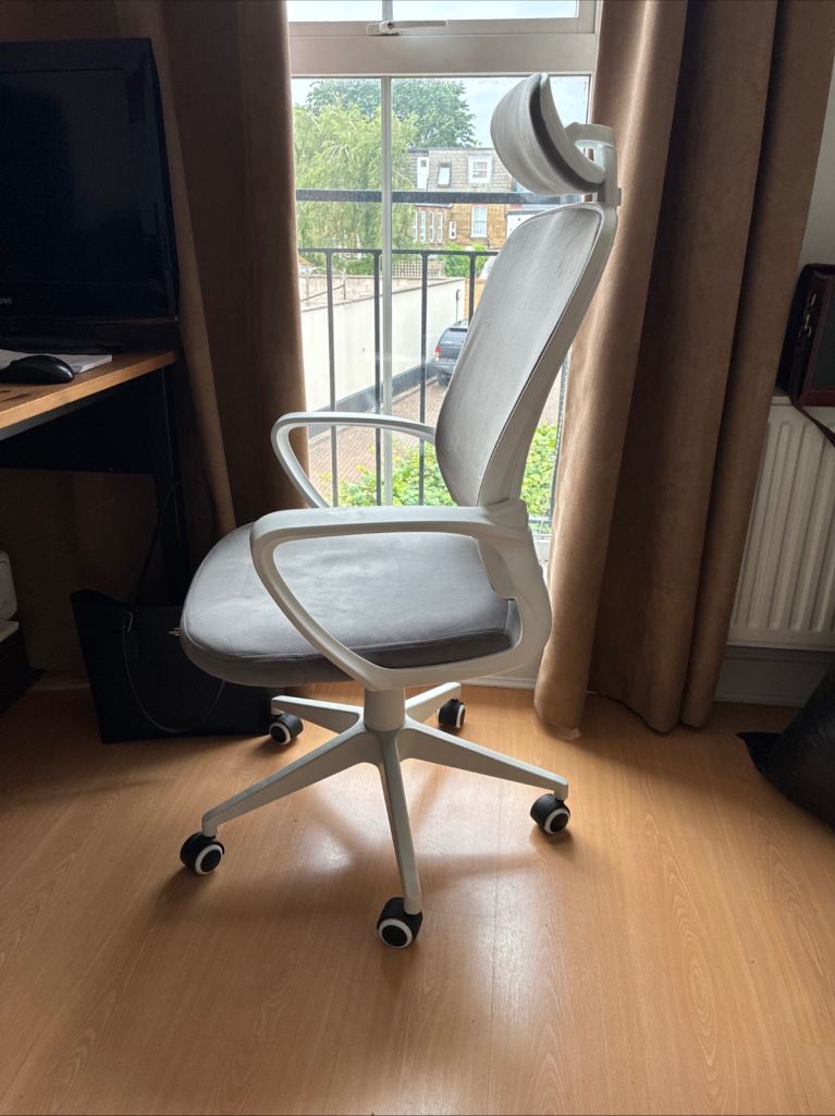 Ergonomic Office Chair – Plush Cushion & Headrest – Excellent Condition