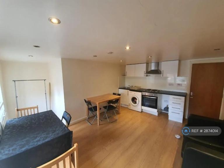 3 bedroom flat in High Road, London, N17 (3 bed) (#2874014)