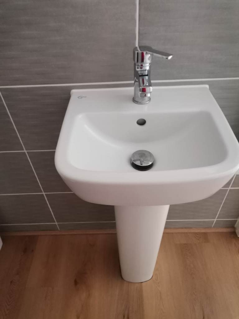White Ceramic Pedestal Basin – As Good As New