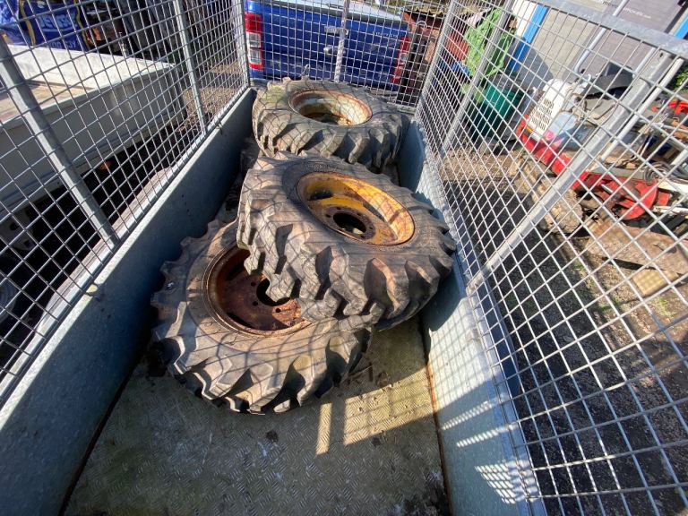 Dumper wheels with tyres