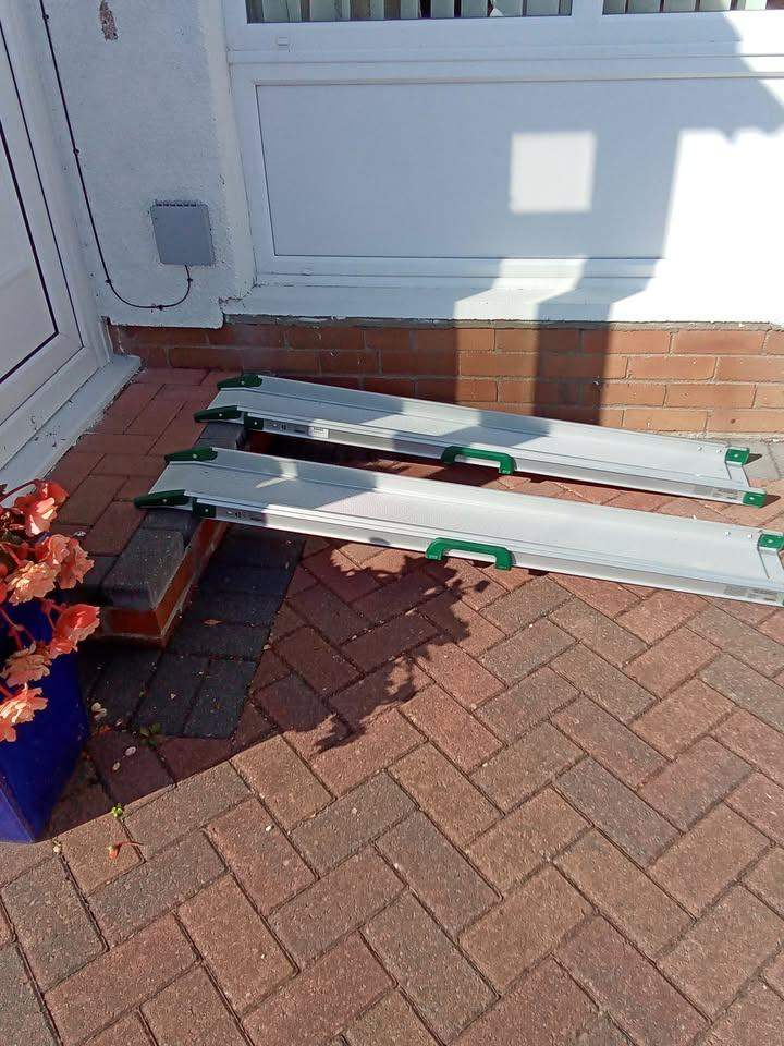 Stepless portable telescopic wheelchair/scooter/motorcycle ramps