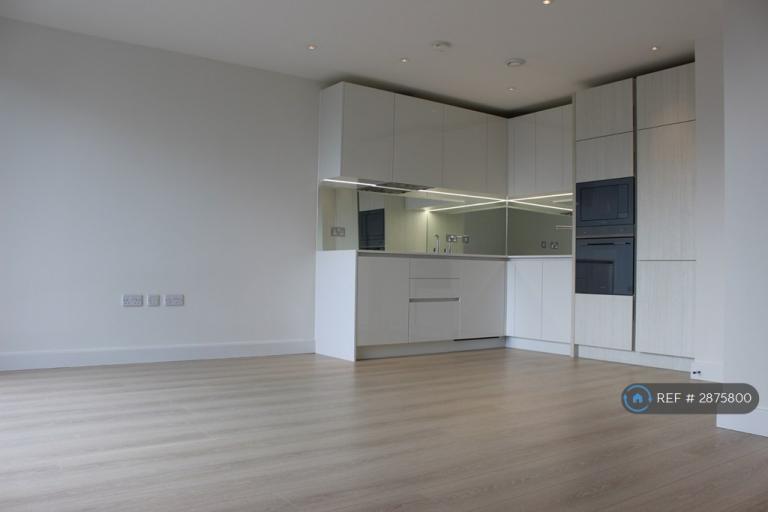 1 bedroom flat in High Street, London, N8 (1 bed) (#2875800)