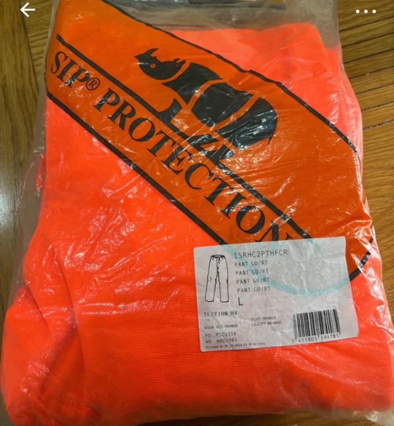 Protective chainsaw trousers