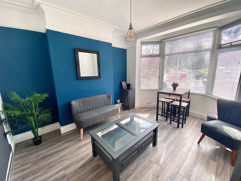 Lovely Modern room in a peaceful house 10 Mins walk to centre 