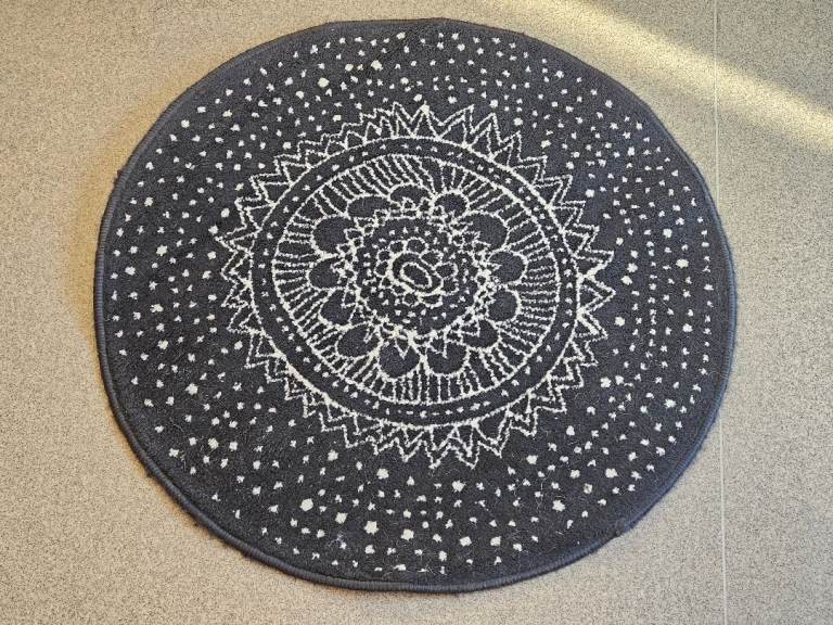 Small Ikea round rug / carpet £10