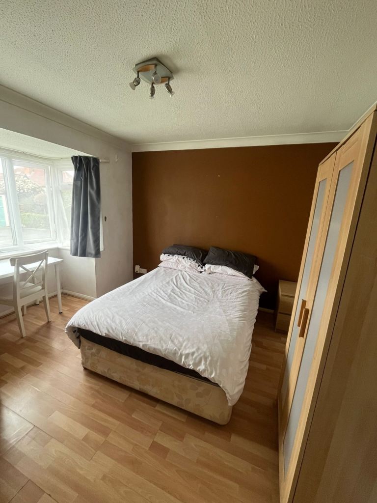 Large Double Room Available Now 