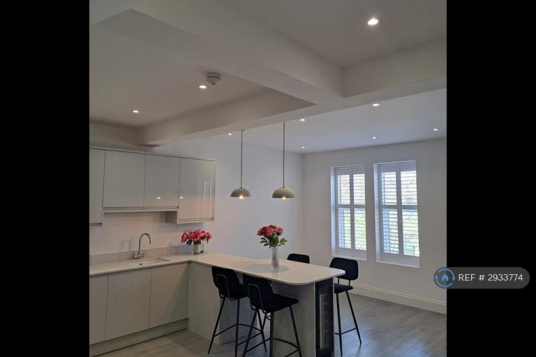 3 bedroom flat in Calder Road, Harrogate, HG2 (3 bed) (#2933774)