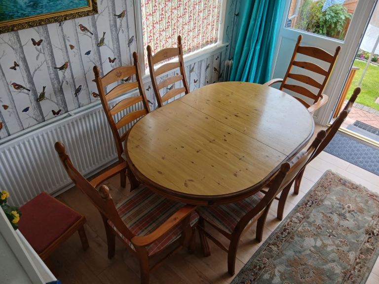 Wooden Extendable Dining Table & 6 Matching Chairs