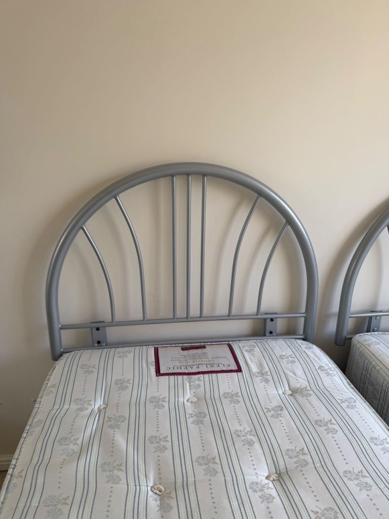 Single metal headboard 