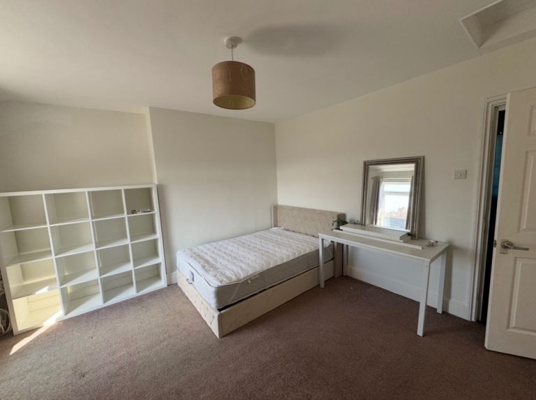 1 double bedroom in a shared 2 bed flat on elm grove 