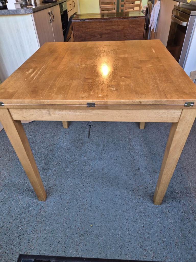 Solid oak extendable dining table + 4x chairs