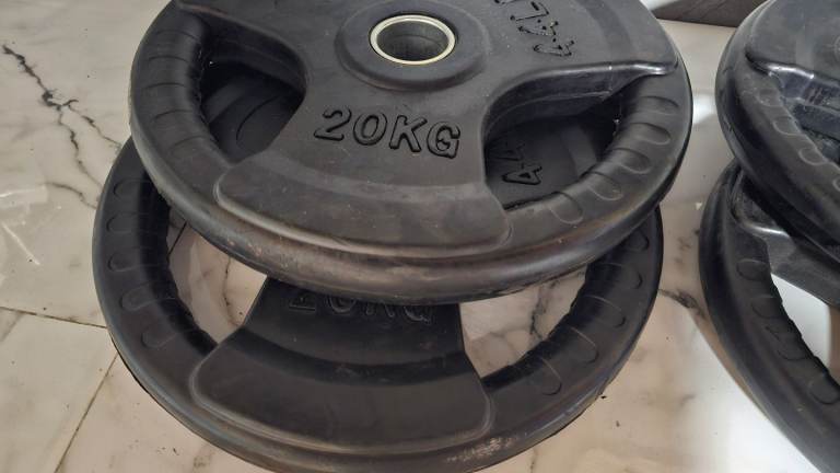 100kg Tri Grip Olympic Plates + 20kg Olympic bar with ROLLER CLIPS and dumbells with weights 