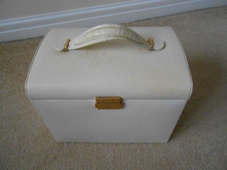 JEWELLERY BOX CREAM APPROX 8" TALL X 10" WIDE