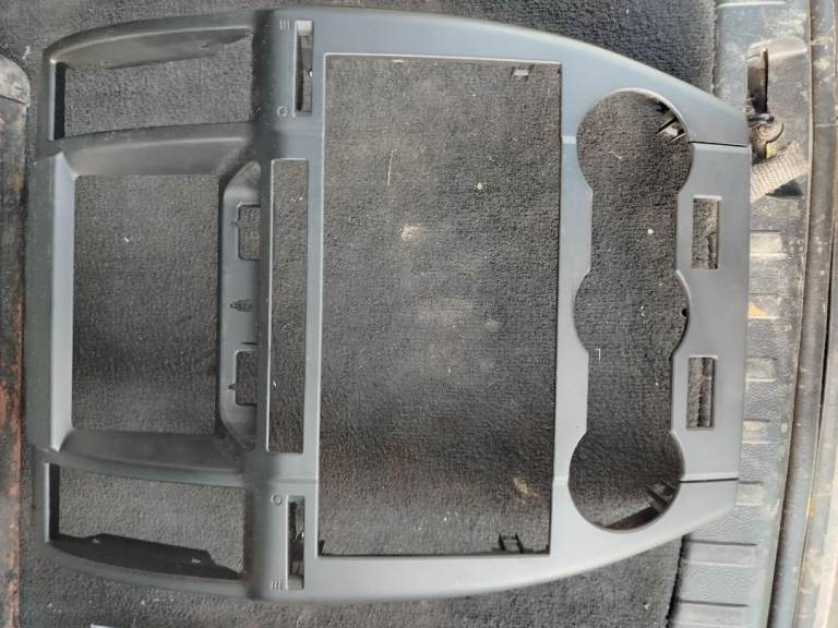 Freelander 2 center dash face with rubber insert