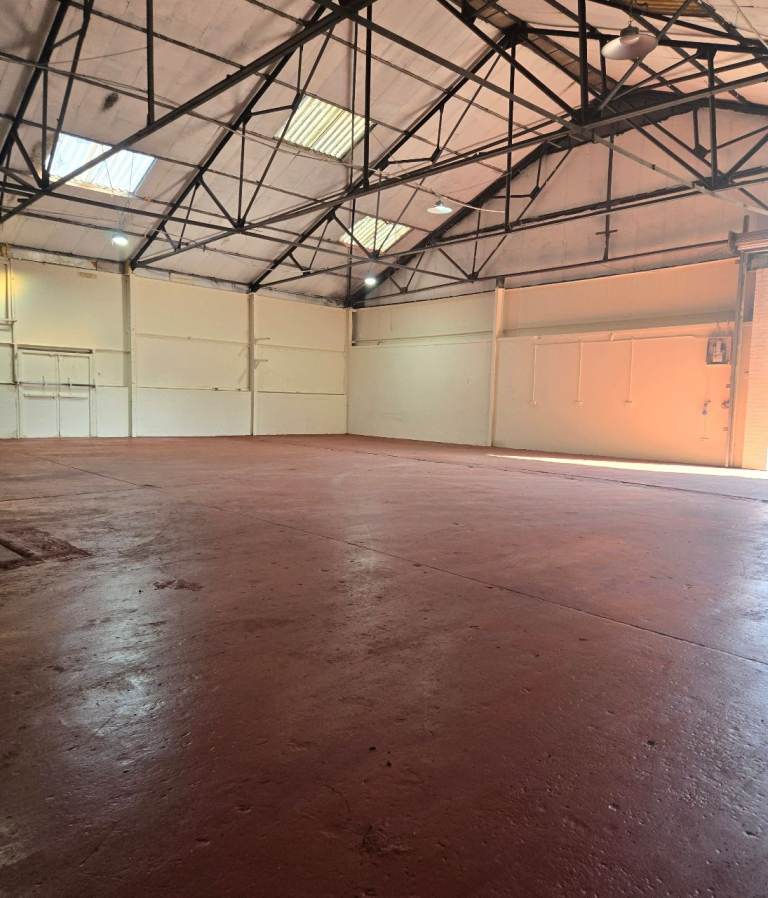 6,450 sqft Warehouse with Inspection Pit; Ideal for Large Van & Bus Repairs or Storage, Tonypandy