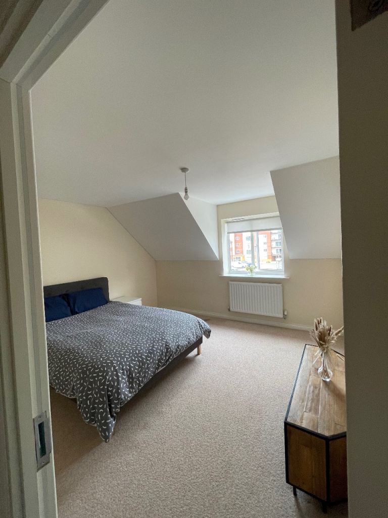 En-suite double bedroom(females preferred)