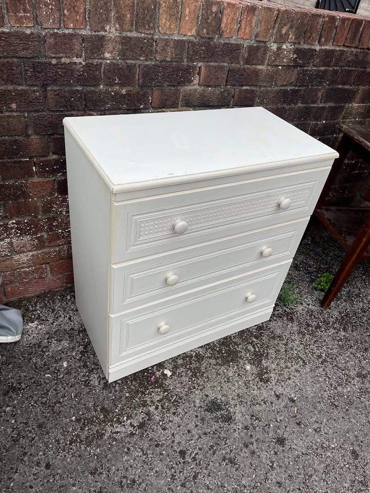 White Chest of Drawers – Three Drawers