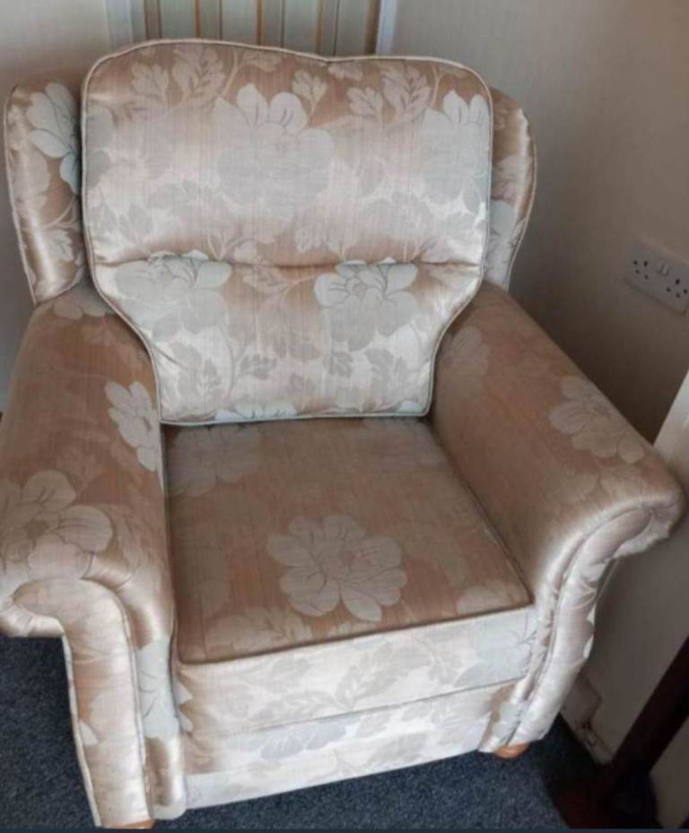 Comfortable Armchair with Floral Pattern – Good Condition