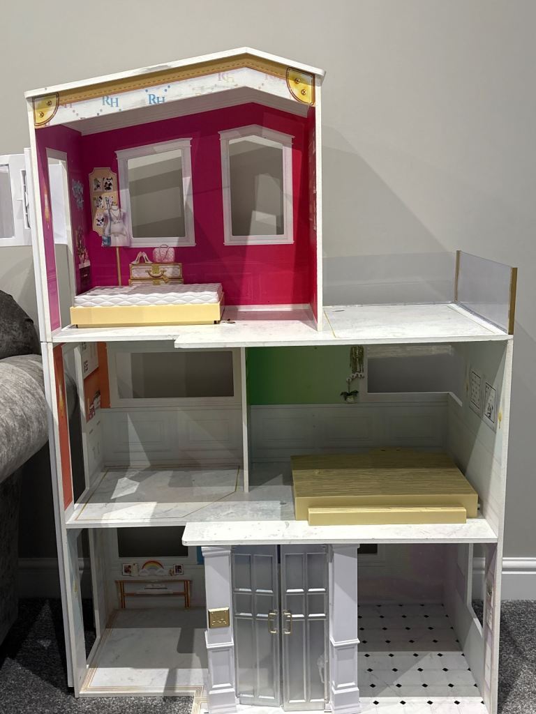 Rainbow high dolls house and accessories 