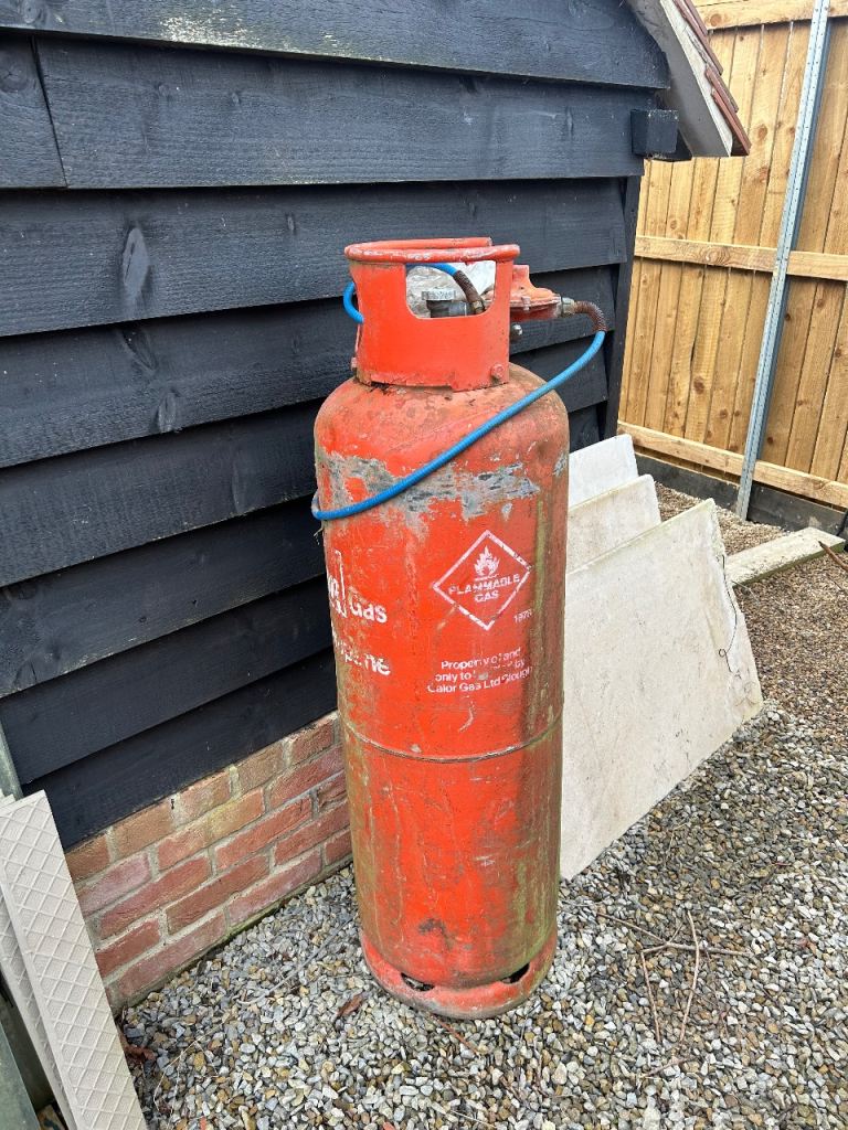 Propane gas bottle with regulator